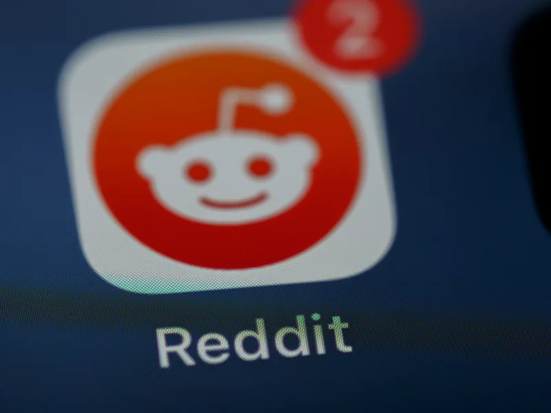 Close-up of the Reddit app icon on a mobile screen with a notification badge